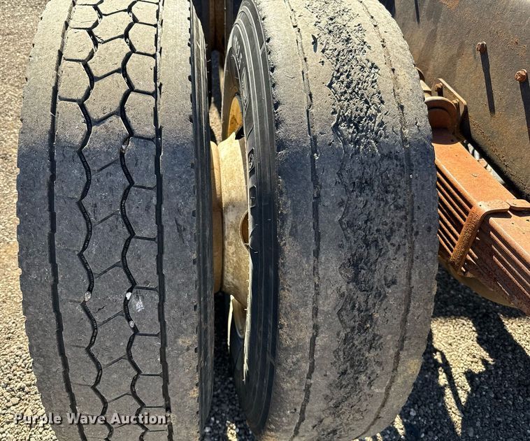 image for item DO2586 1995 Ford L8000 truck cab and chassis