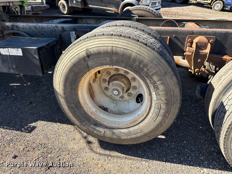 image for item DO2586 1995 Ford L8000 truck cab and chassis