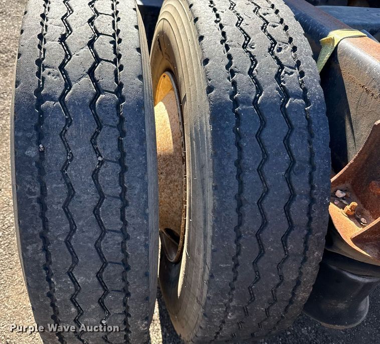 image for item DO2586 1995 Ford L8000 truck cab and chassis