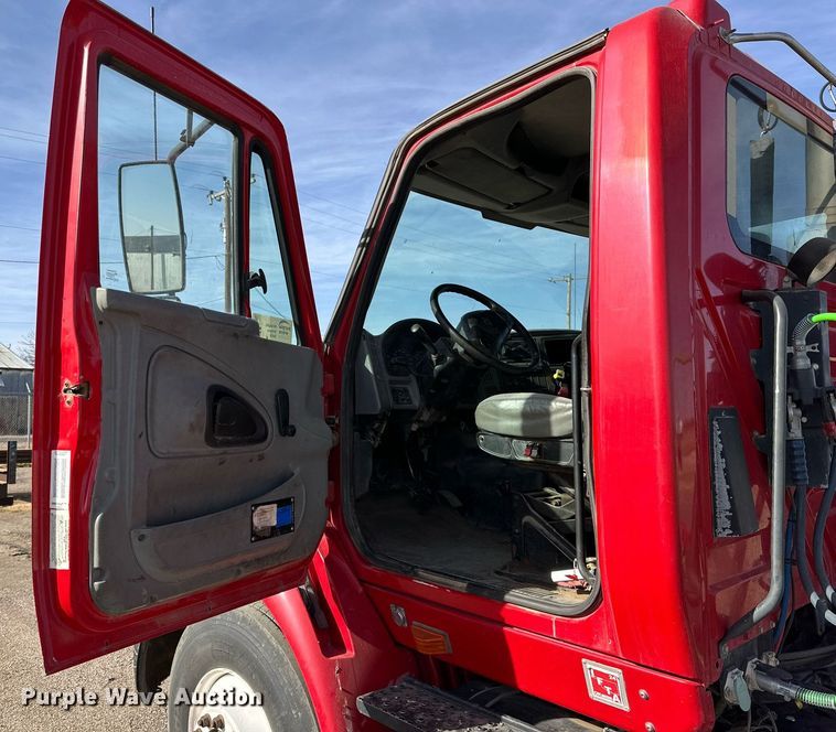 image for item DP6095 2007 International 8600 semi truck