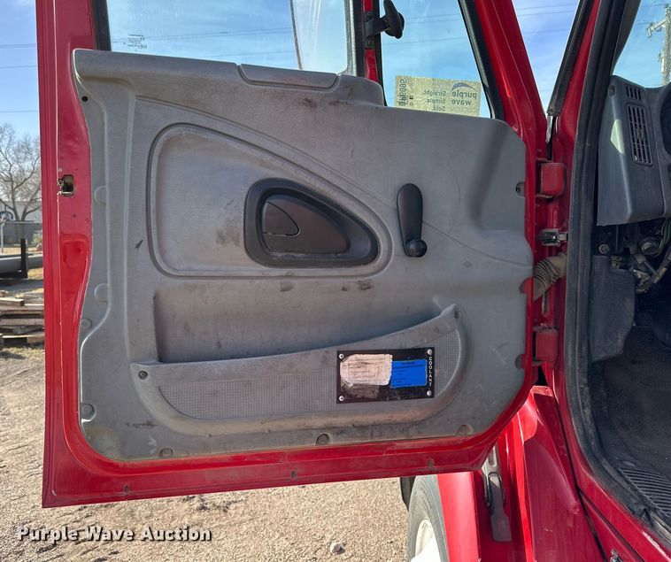 image for item DP6095 2007 International 8600 semi truck