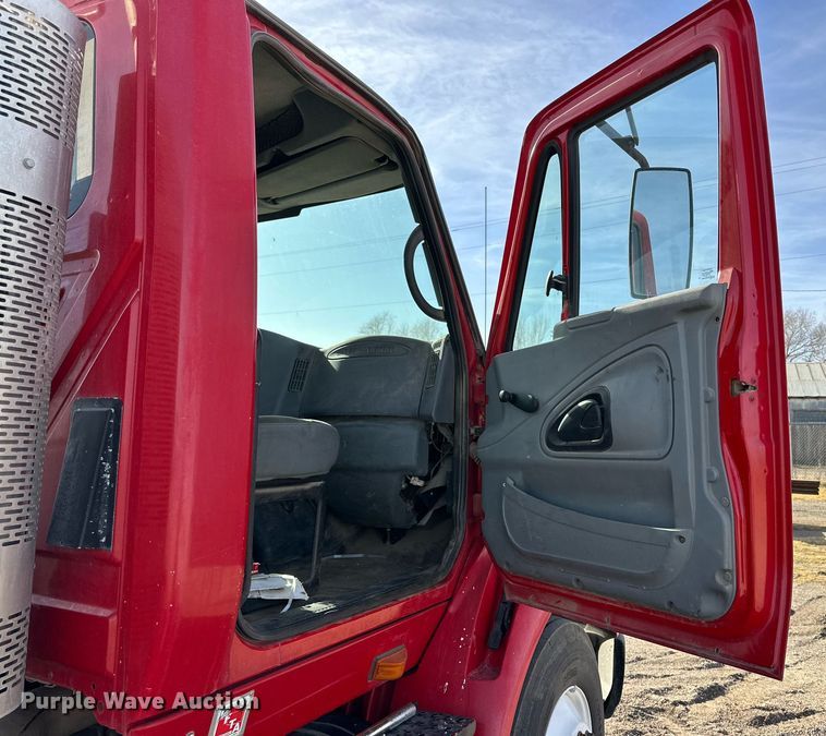 image for item DP6095 2007 International 8600 semi truck