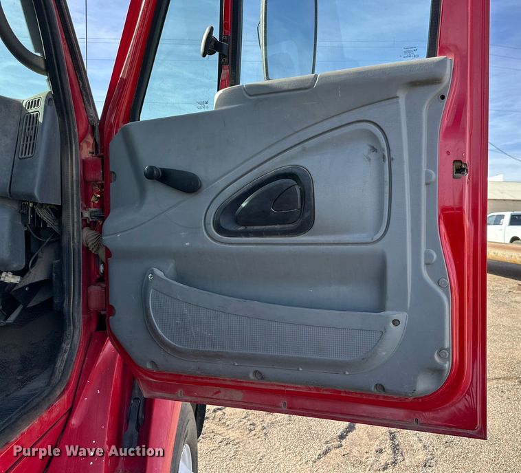 image for item DP6095 2007 International 8600 semi truck