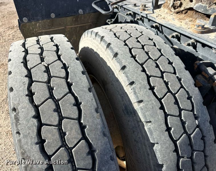 image for item DP6095 2007 International 8600 semi truck