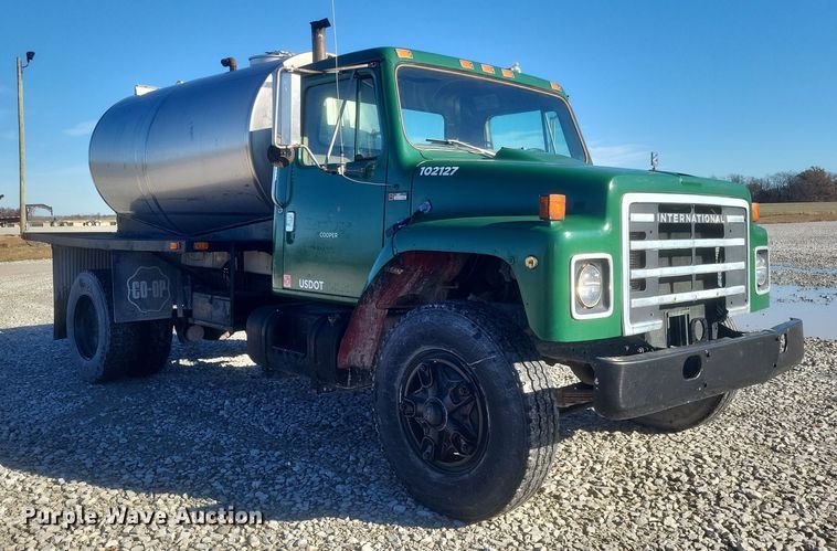 image for item DQ3855 1984 International S1900 tank truck
