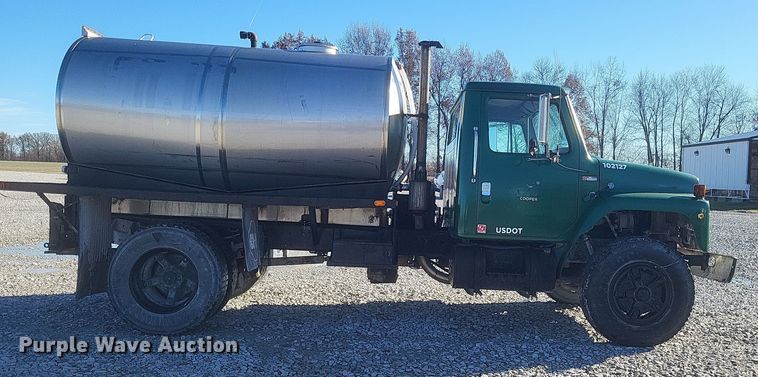 image for item DQ3855 1984 International S1900 tank truck