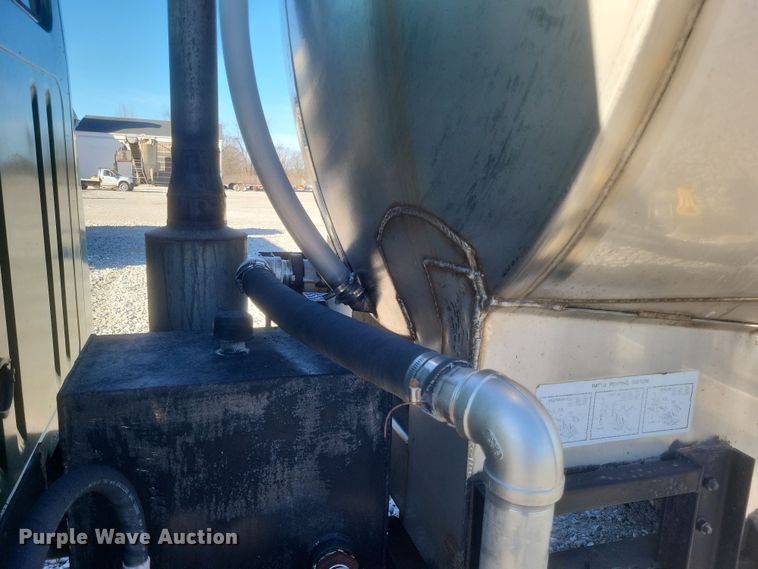 image for item DQ3855 1984 International S1900 tank truck