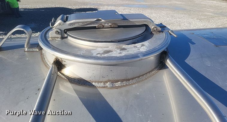 image for item DQ3855 1984 International S1900 tank truck