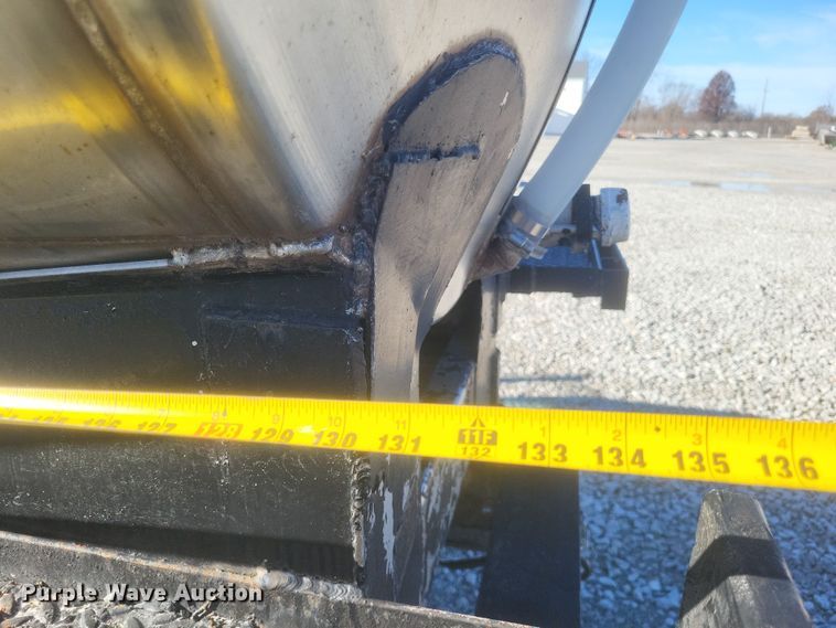 image for item DQ3855 1984 International S1900 tank truck