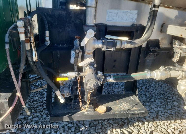 image for item DQ3855 1984 International S1900 tank truck