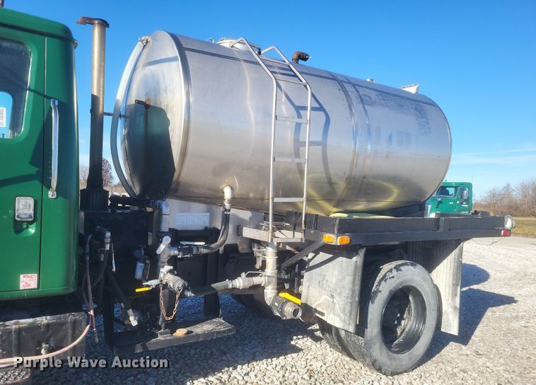 image for item DQ3855 1984 International S1900 tank truck