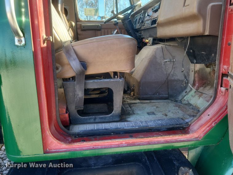 image for item DQ3855 1984 International S1900 tank truck