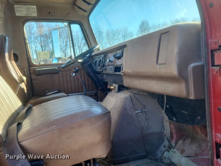 image for item DQ3855 1984 International S1900 tank truck