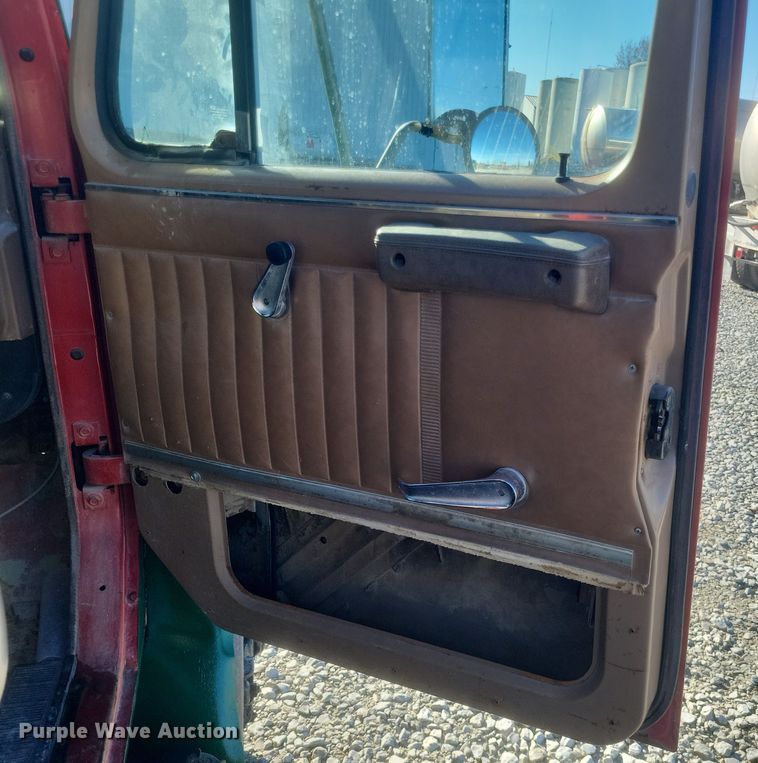 image for item DQ3855 1984 International S1900 tank truck