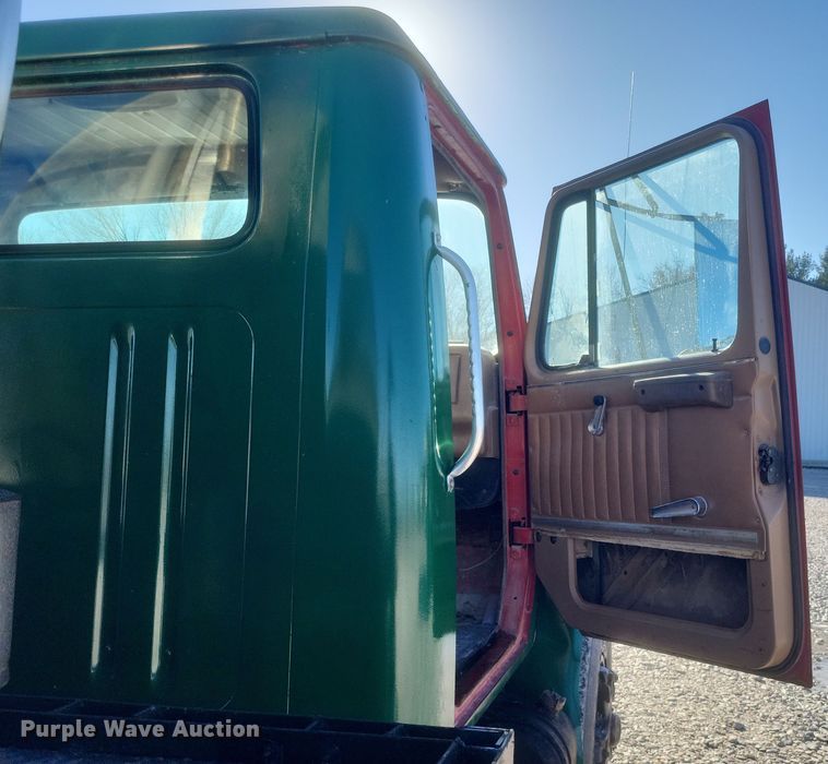 image for item DQ3855 1984 International S1900 tank truck