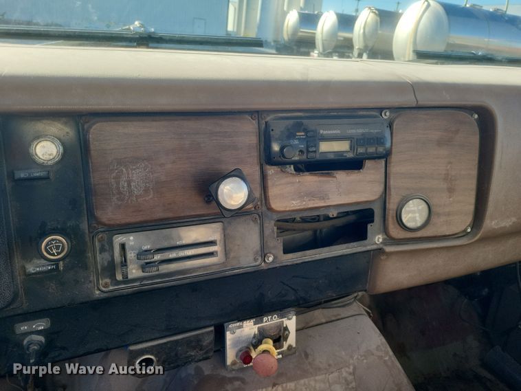 image for item DQ3855 1984 International S1900 tank truck