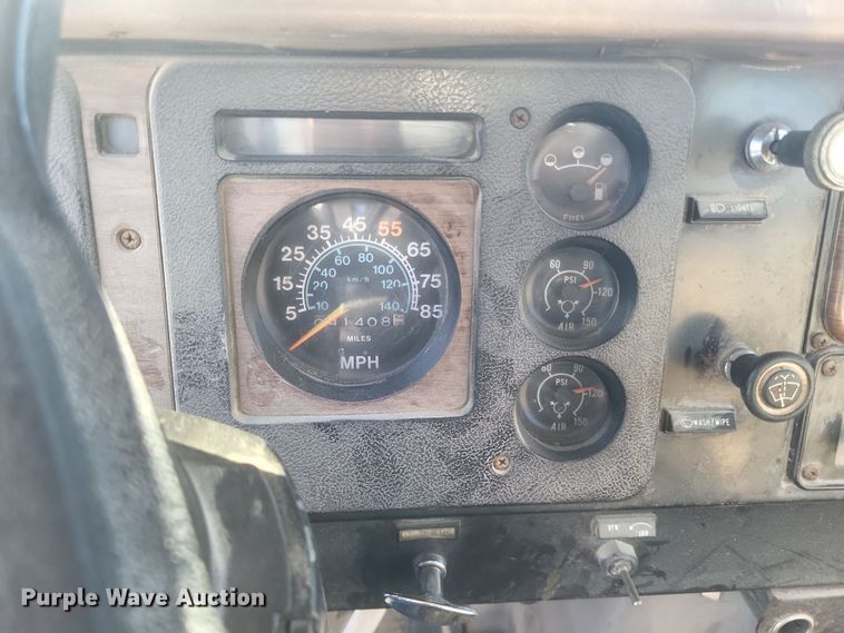 image for item DQ3855 1984 International S1900 tank truck