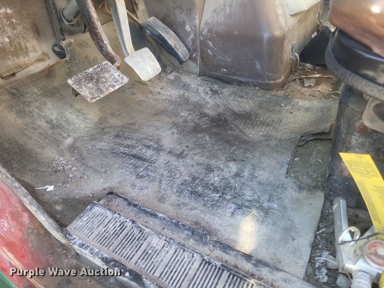 image for item DQ3855 1984 International S1900 tank truck