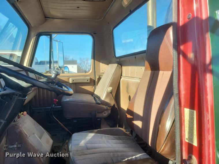 image for item DQ3855 1984 International S1900 tank truck