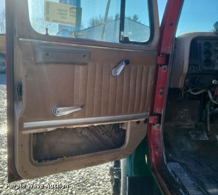 image for item DQ3855 1984 International S1900 tank truck