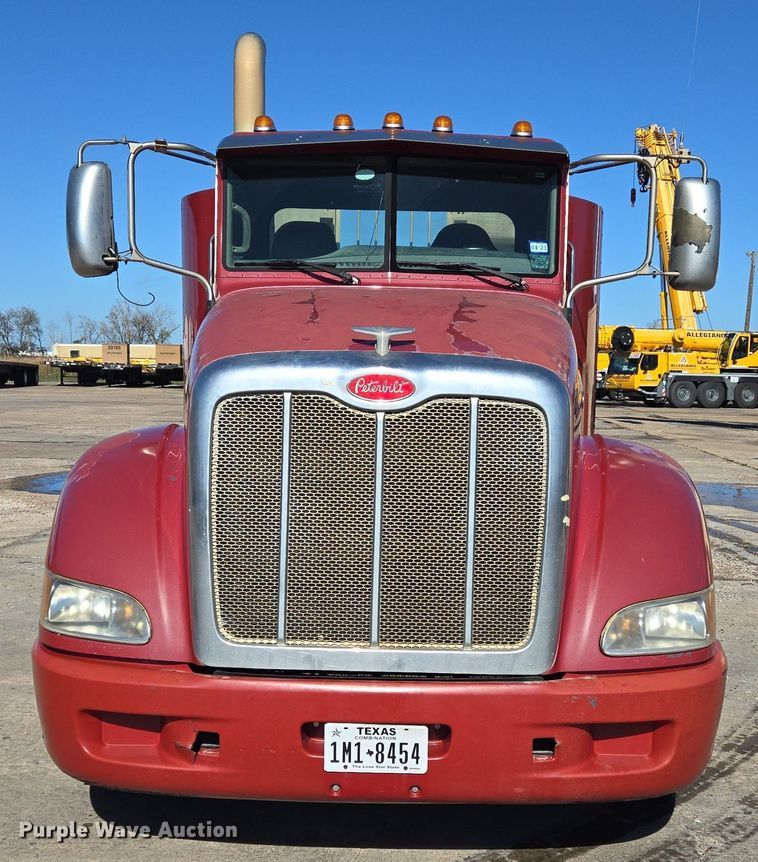 image for item DT5427 2010 Peterbilt 386 semi truck