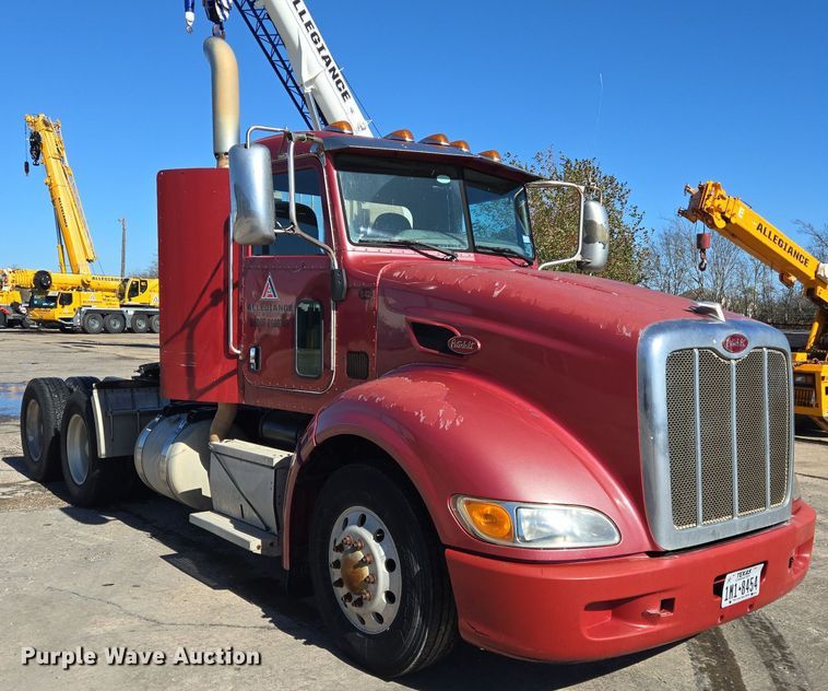 image for item DT5427 2010 Peterbilt 386 semi truck