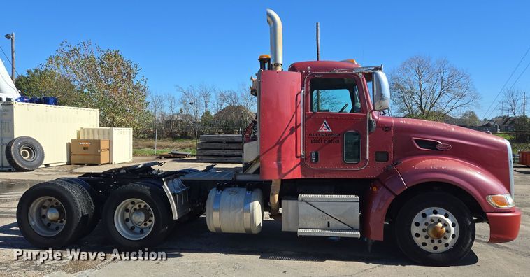 image for item DT5427 2010 Peterbilt 386 semi truck