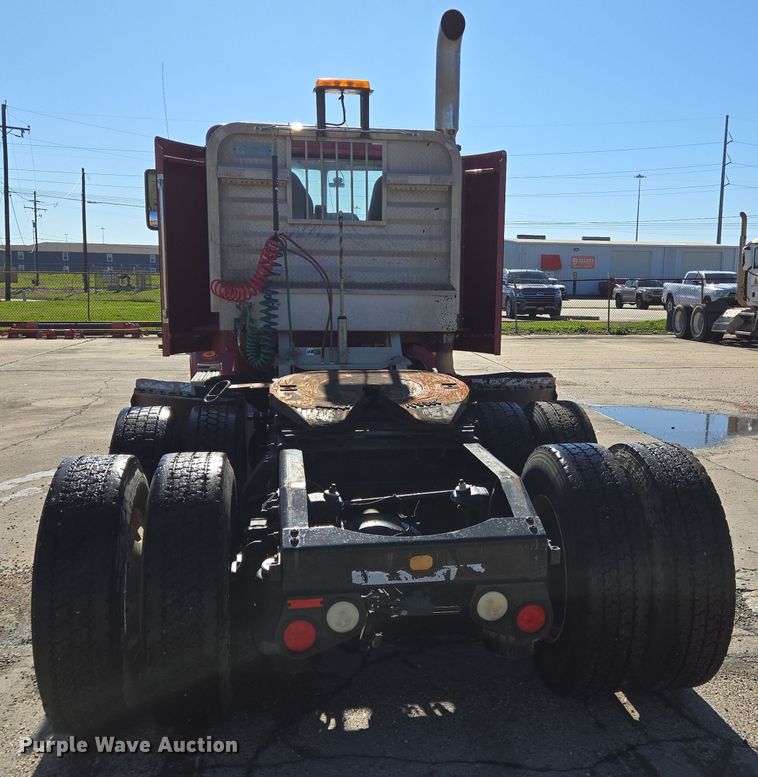 image for item DT5427 2010 Peterbilt 386 semi truck