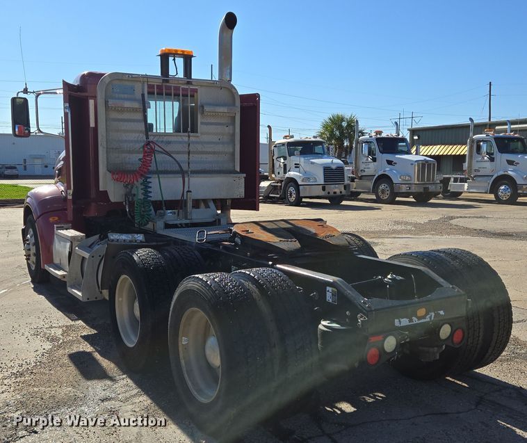 image for item DT5427 2010 Peterbilt 386 semi truck