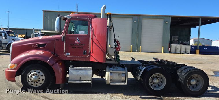 image for item DT5427 2010 Peterbilt 386 semi truck