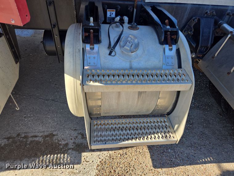 image for item DT5427 2010 Peterbilt 386 semi truck