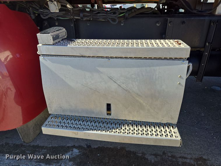 image for item DT5427 2010 Peterbilt 386 semi truck