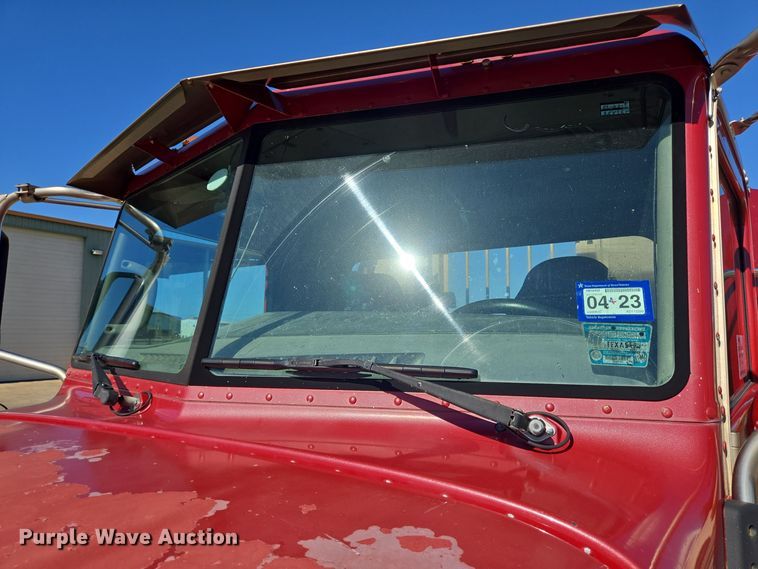 image for item DT5427 2010 Peterbilt 386 semi truck