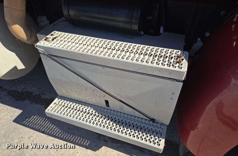 image for item DT5427 2010 Peterbilt 386 semi truck