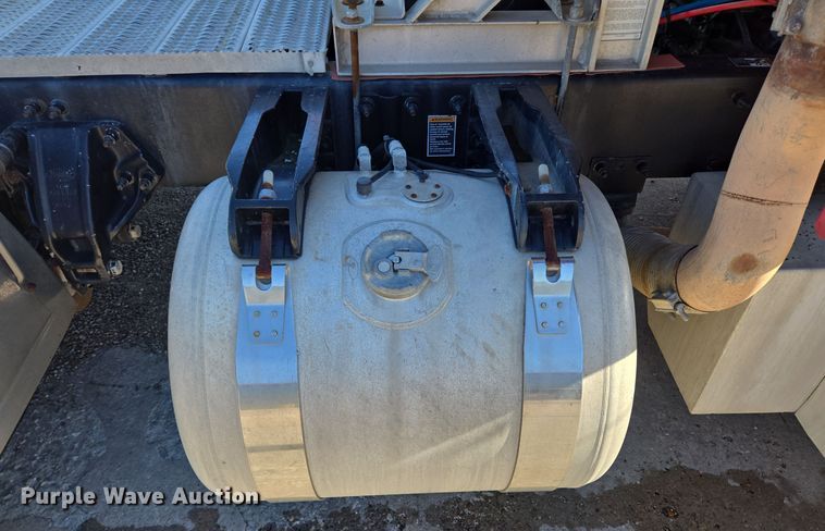 image for item DT5427 2010 Peterbilt 386 semi truck