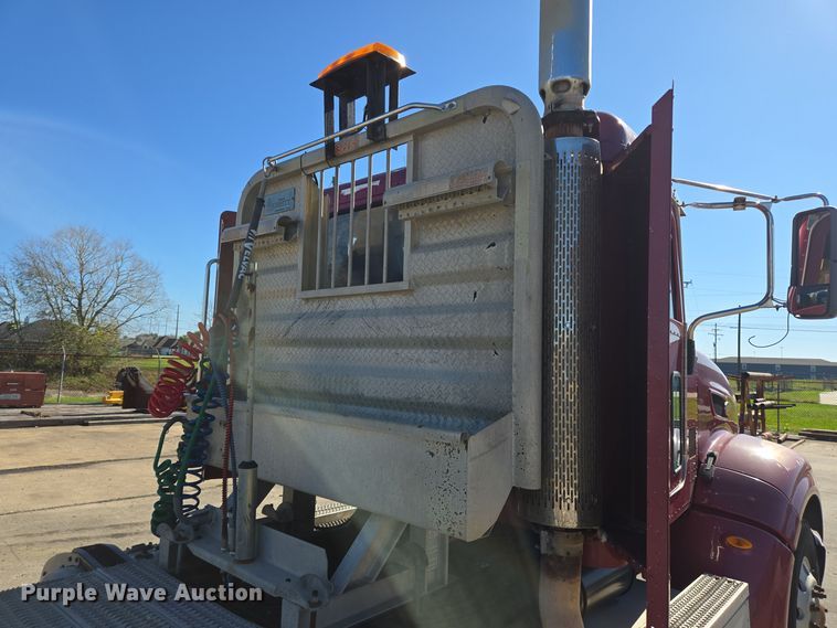 image for item DT5427 2010 Peterbilt 386 semi truck