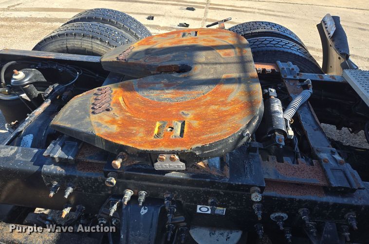 image for item DT5427 2010 Peterbilt 386 semi truck