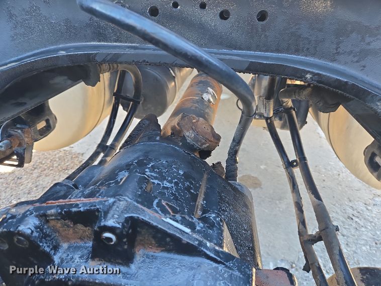 image for item DT5427 2010 Peterbilt 386 semi truck