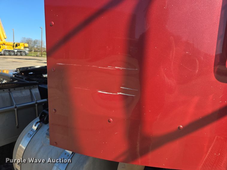 image for item DT5427 2010 Peterbilt 386 semi truck