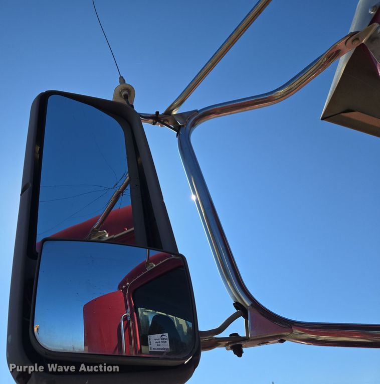 image for item DT5427 2010 Peterbilt 386 semi truck