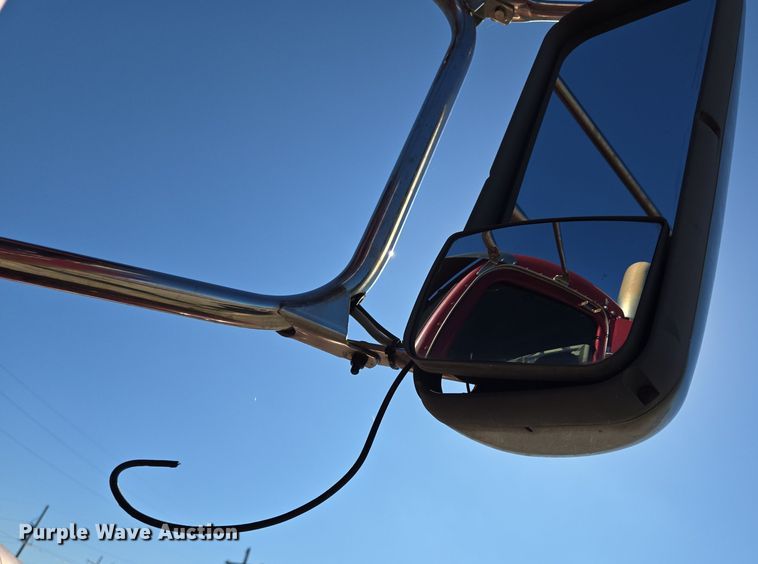 image for item DT5427 2010 Peterbilt 386 semi truck