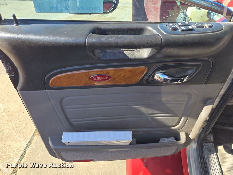 image for item DT5427 2010 Peterbilt 386 semi truck