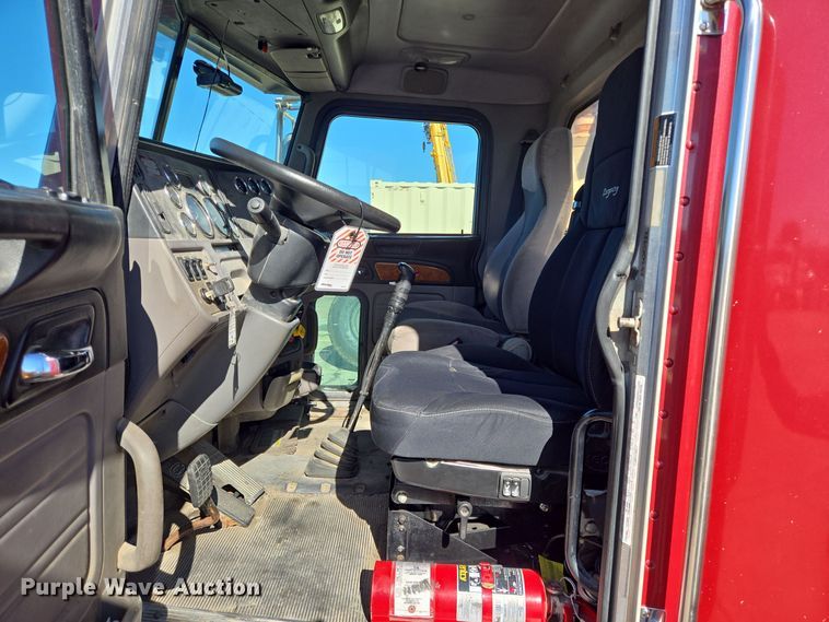 image for item DT5427 2010 Peterbilt 386 semi truck