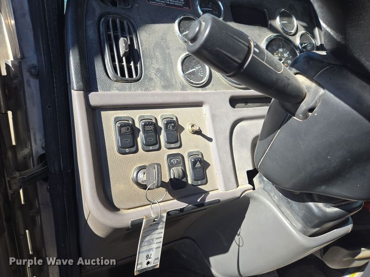 image for item DT5427 2010 Peterbilt 386 semi truck