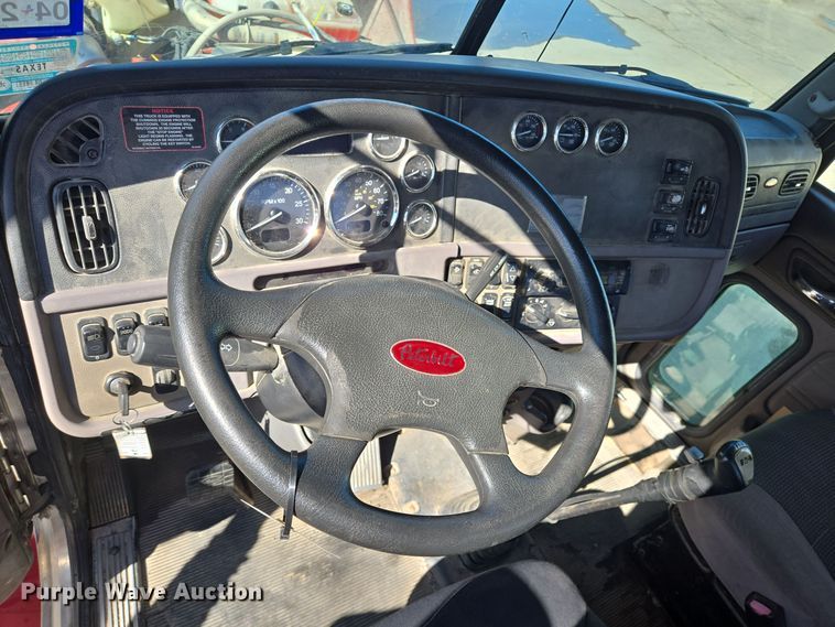 image for item DT5427 2010 Peterbilt 386 semi truck