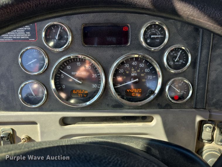 image for item DT5427 2010 Peterbilt 386 semi truck