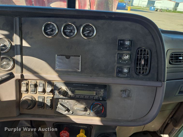 image for item DT5427 2010 Peterbilt 386 semi truck