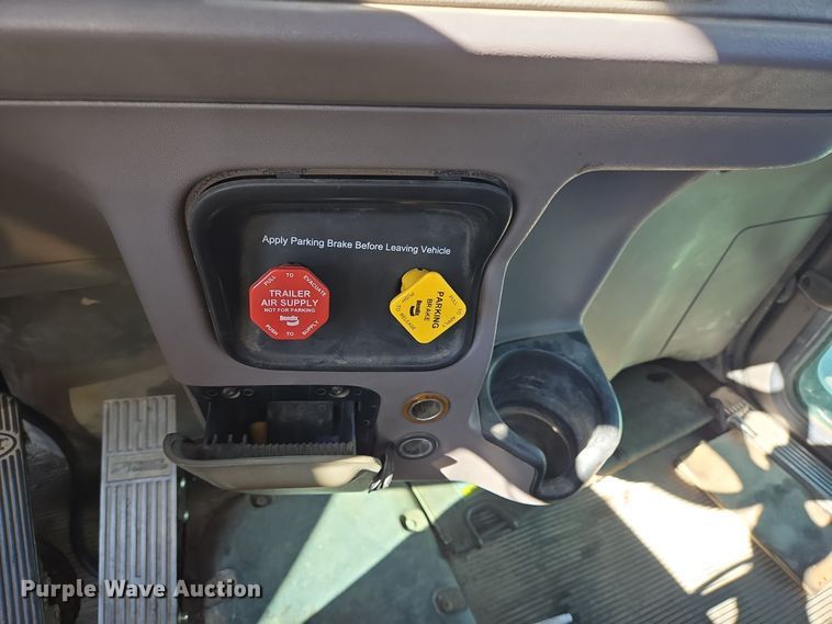 image for item DT5427 2010 Peterbilt 386 semi truck