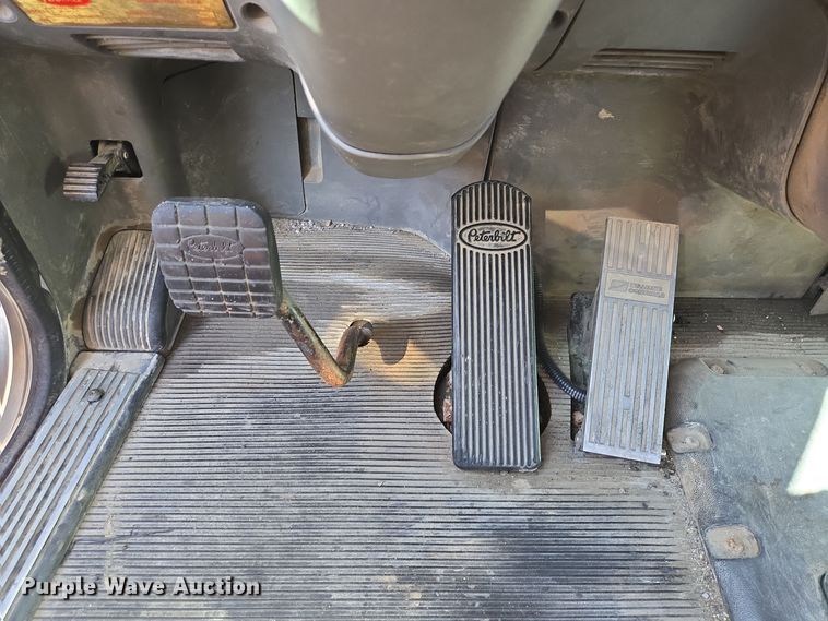 image for item DT5427 2010 Peterbilt 386 semi truck