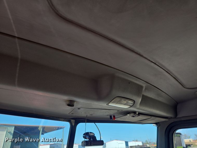 image for item DT5427 2010 Peterbilt 386 semi truck